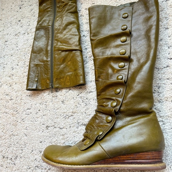 Miz Mooz size 9 mint near new condition bright olive Green Buttoned Heeled Boots - Picture 12 of 15